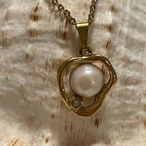 Vintage Avon Pearl and gold tone necklace